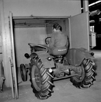 167046 Afbeelding van het vervoer van landbouwtractoren per trein voor de firma Deutz op het N.S.-station Amsterdam ...